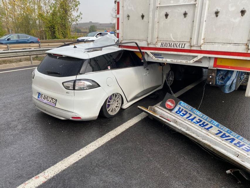 Otomobil tırın altına girdi: 4 yaralı