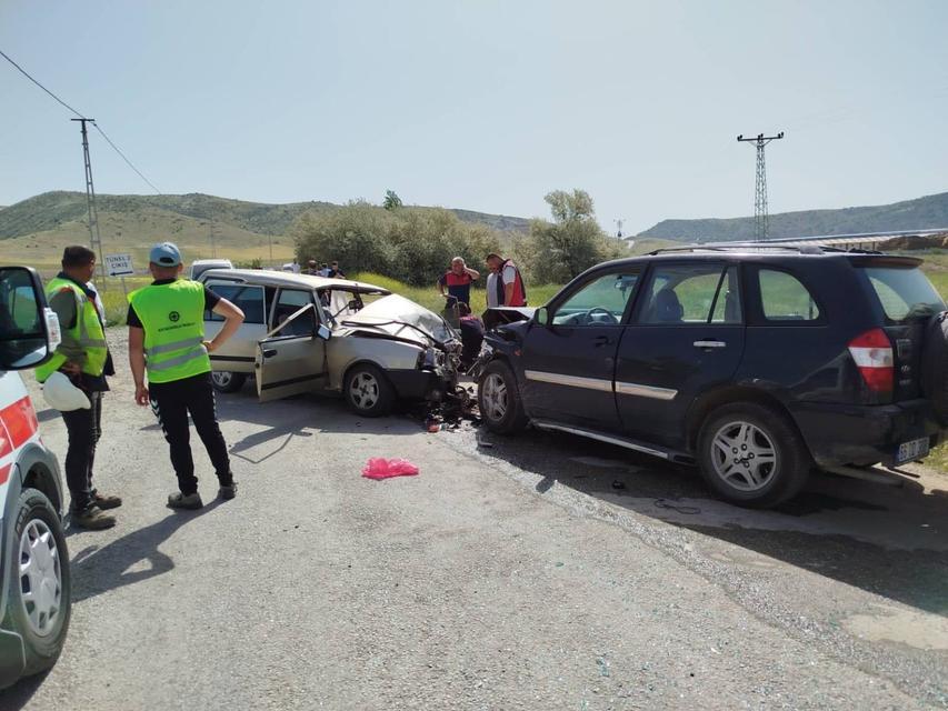 Otomobil ve cip kafa kafaya çarpıştı: 1'i ağır 6 yaralı