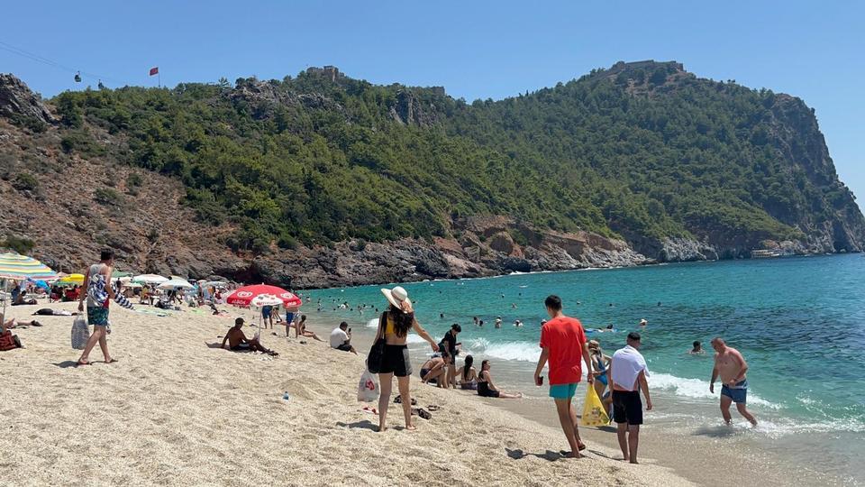 Sıcak hava sebebiyle yerli ve yabancı turistler plajları doldurdu