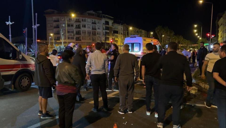 Kavşakta pikapla çarpışan Tofaş'taki 2 kişi yaralandı