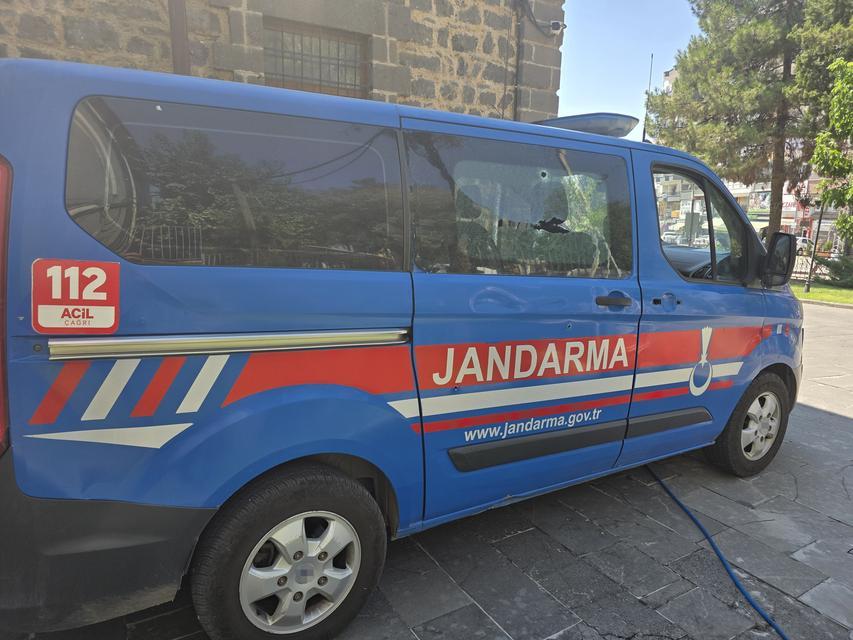 Jandarma aracına silahlı saldırı düzenleyen kişi yakalandı