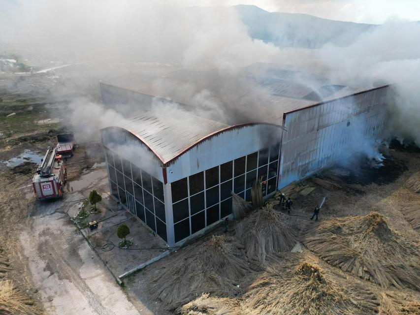 Fabrika yangınında alevler metrelerce yükseğe çıktı