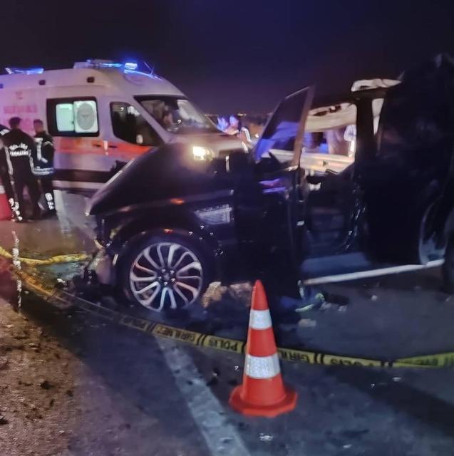 MANİSA'DA OTOMOBİL KAMYONA ÇARPTI: 1 ÖLÜ, 1 YARALI