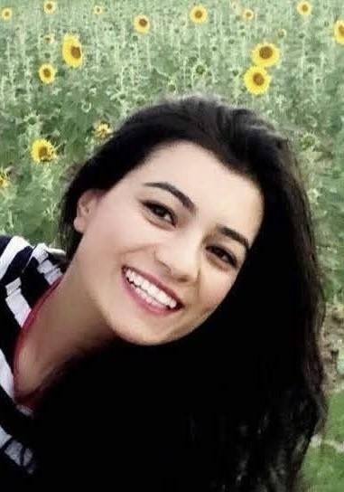 KAPI ÖNÜNDEKİ KAVGA CİNAYETLE SONUÇLANDI: TARTIŞTIĞI KADINI BIÇAKLAYARAK ÖLDÜRDÜ EVİNE GİDİP TARTIŞTIĞI KADINI BIÇAKLAYARAK ÖLDÜREN GENÇ KIZ VE ARKADAŞI GÖZALTINA ALINDI