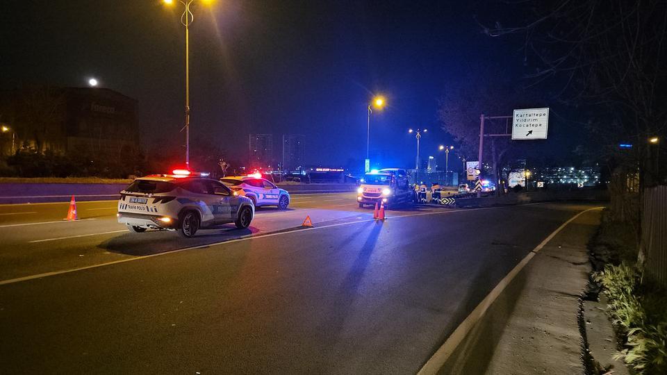 BAYRAMPAŞA'DA 2 ARACIN KARIŞTIĞI KAZA ALANINA BAŞKA BİR ARAÇ DALDI: 2 ÖLÜ, 4 YARALI KAZAYA YARDIM ETMEK İÇİN DURDU, CANINDAN OLDU