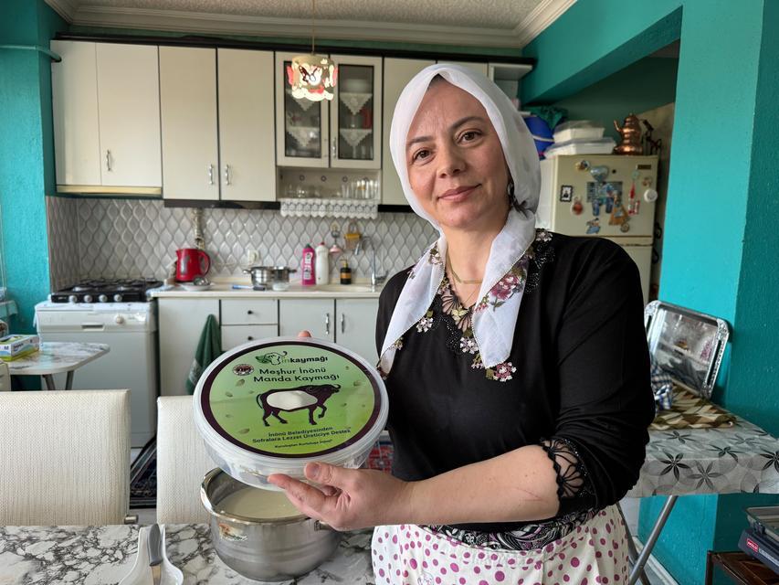 CUMHURBAŞKANI VE NATO LİDERLERİNİN TERCİHİ DOĞAL MANDA YOĞURDUNA YOĞUN İLGİ ŞİFA KAYNAĞI OLARAK BİLİNEN MANDA YOĞURDU, KANSER HASTALARI VE YAŞLILARDAN TALEP GÖRÜYOR ÜRETİCİ EMEL KALE: "NATO TOPLANTISINDA LİDERLER YOĞURDUMUZU TATMIŞLAR, BEĞENMİŞLER"