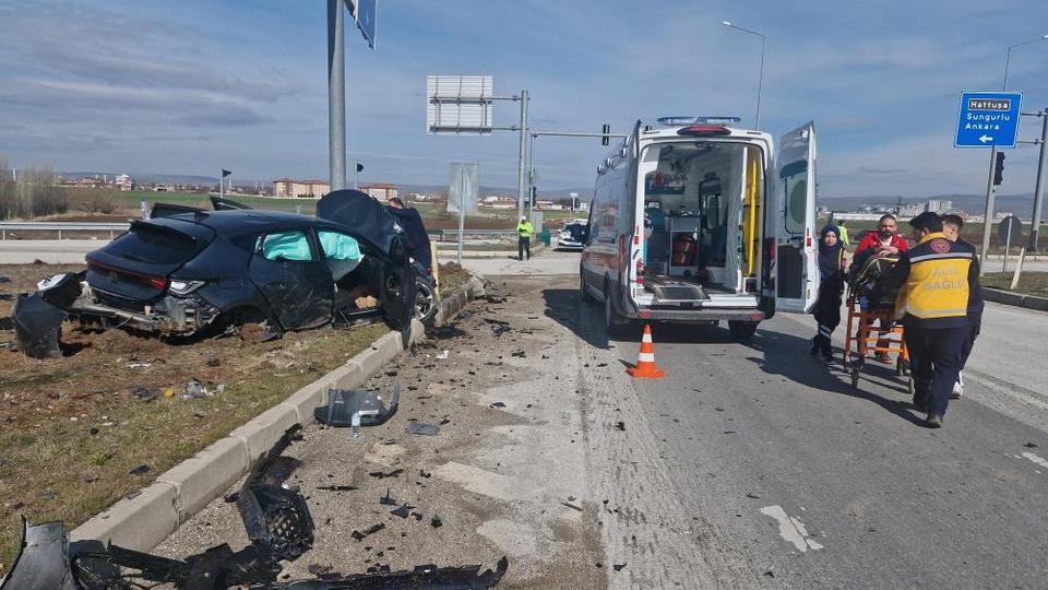 Otomobille hafif ticari araç çarpıştı: 1'i çocuk 6 yaralı