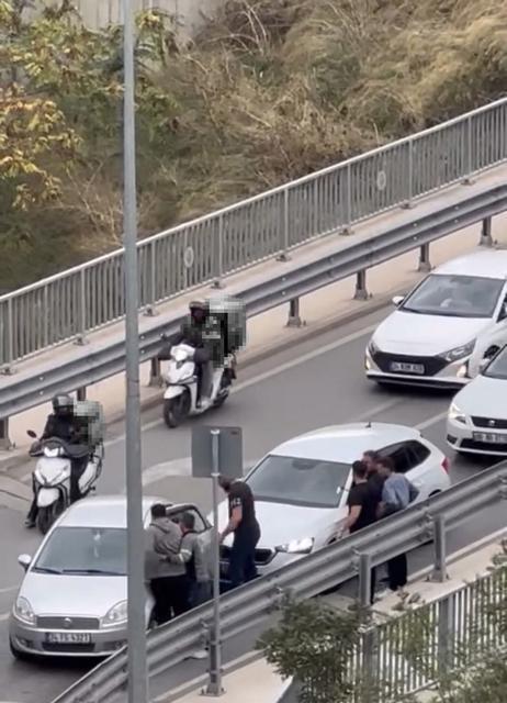 Trafikte sopalı kavga