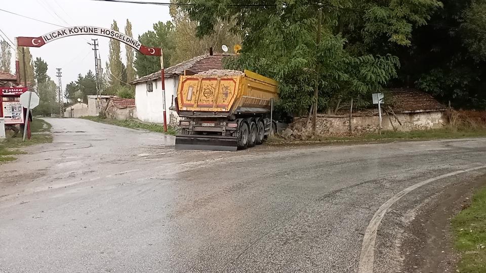 Yağışta kayan tır evin bahçesine girdi