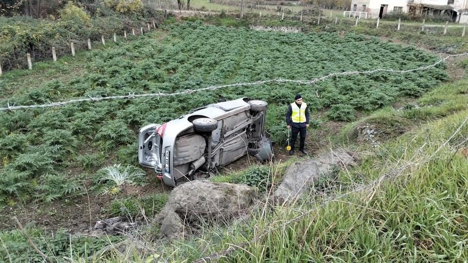 Otomobil tarlaya uçtu