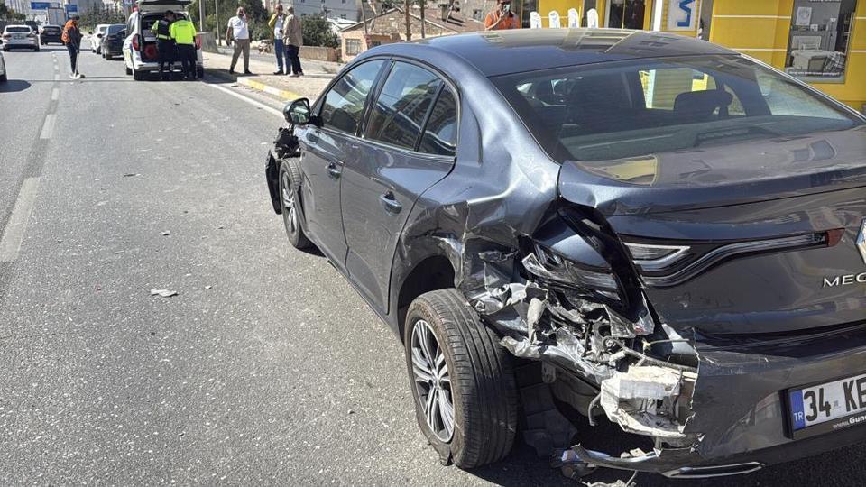 Araçlardan biri yoldan çıkıp devrildi, kazada yaralanan olmadı
