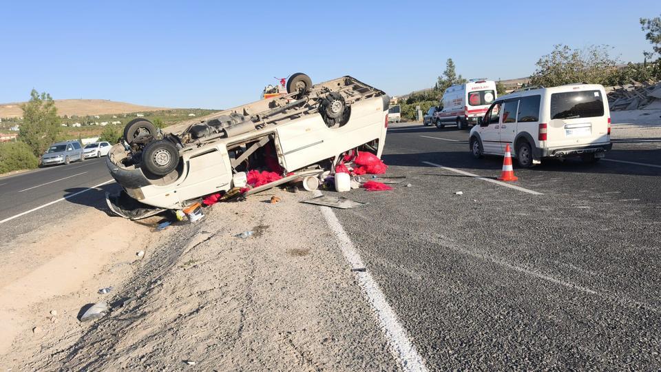 Tarım işçilerini taşıyan minibüs devrildi: Yaralılar var