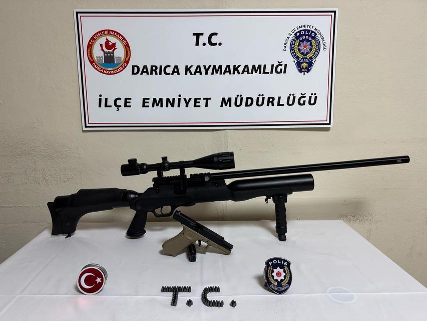 ÜZERİNDEN TÜFEK VE TABANCA ÇIKTI