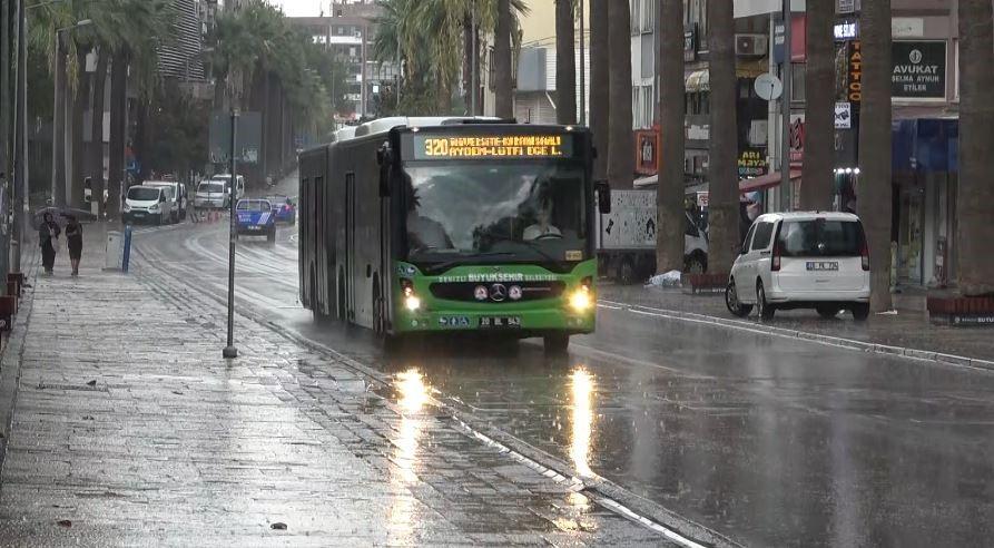 DENİZLİ AYLAR SONRA DÜŞEN YAĞMURLA SERİNLEDİ