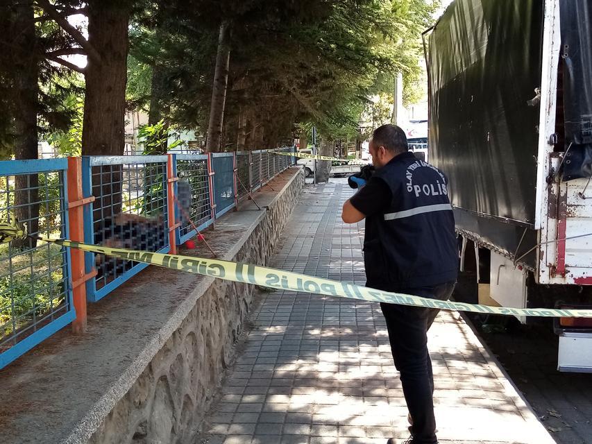 BURSA'DA BİR GENÇ OKUL DUVARININ ÜZERİNDE ÖLÜ BULUNDU