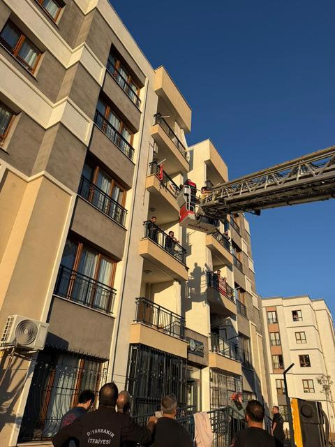 BALKON DEMİRLERİNDE ASILI KALAN KADINI, ALT KATTAKİ BALKONA TIRMANARAK KURTARDI