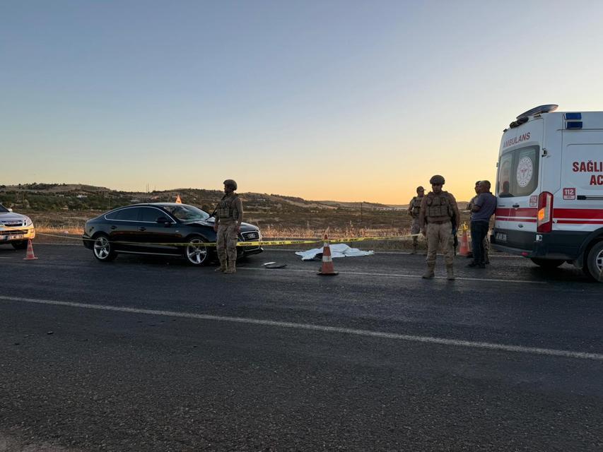 Yolun karşısına geçemeye çalışan çifte otomobil çarptı: 1 ölü