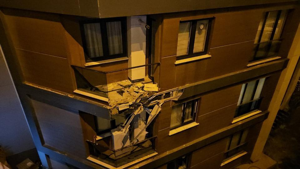Alkollü sürücü binaya çarptıktan sonra bahçeye uçtu: 2 yaralı