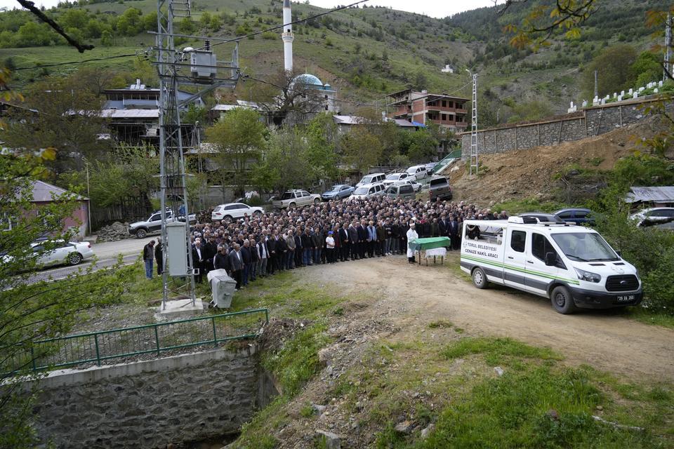 Odunla dövülerek öldürülen genç kadın son yolculuğuna uğurlandı