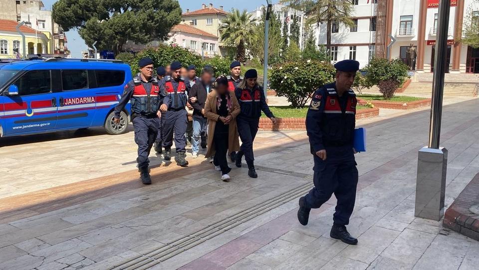 KAÇAK ÜRETİM ÇİFTLİĞİ ORTAYA ÇIKTI: 5 BİN KANATLI HAYVAN İTLAF EDİLDİ EKİPLERE DİRENEN 5 ŞÜPHELİ GÖZALTINA ALINDI GÖZALTINA ALINAN ŞÜPHELİLER: "TEK SUÇUMUZ CİVCİV SATMAK, CİVCİV BARONLARINI YAKALIYORLAR"