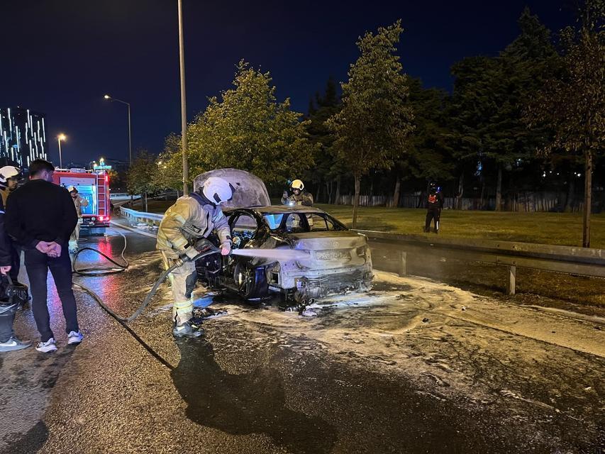 Otomobil alev topuna döndü