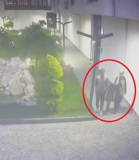 BURSA'DA YÜSRA'NIN ÖLÜMÜ SORUŞTURMASINDA YENİ GELİŞME: 14 DOKTOR GÖZALTINA ALINDI, 1'İ FİRAR 7 YAŞINDAKİ MİNİK YÜSRA YÜRÜYEREK GİTTİĞİ HASTANEDEN CANSIZ BEDENİ ÇIKMIŞTI BURSA ŞEHİR HASTANESİNDE OPERASYON: 14 DOKTOR GÖZALTINA ALINDI