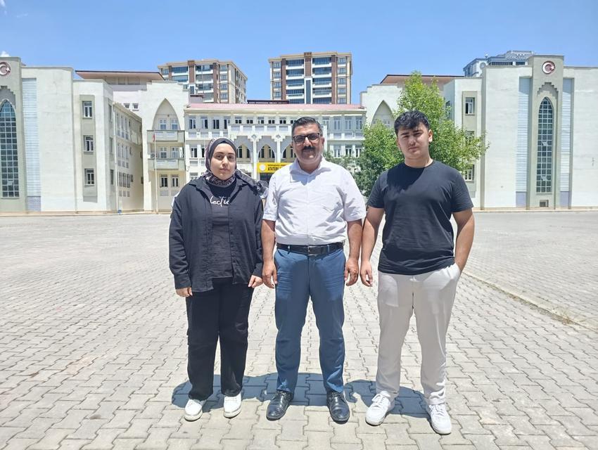 Kızıyla aynı sınıfta, oğluyla aynı okulda sınava girdi
