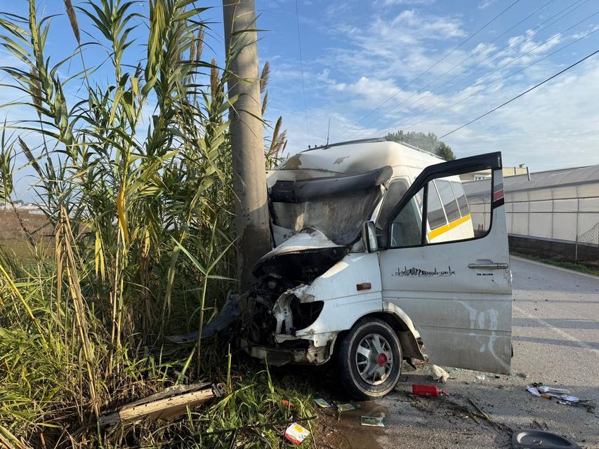 Minibüs elektrik direğine çarptı: 2 yolcu yaralandı