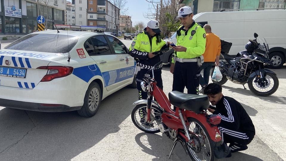 TESCİLSİZ MOTOSİKLETİN KASKSIZ SÜRÜCÜSÜNE 26 BİN 965 LİRA CEZA