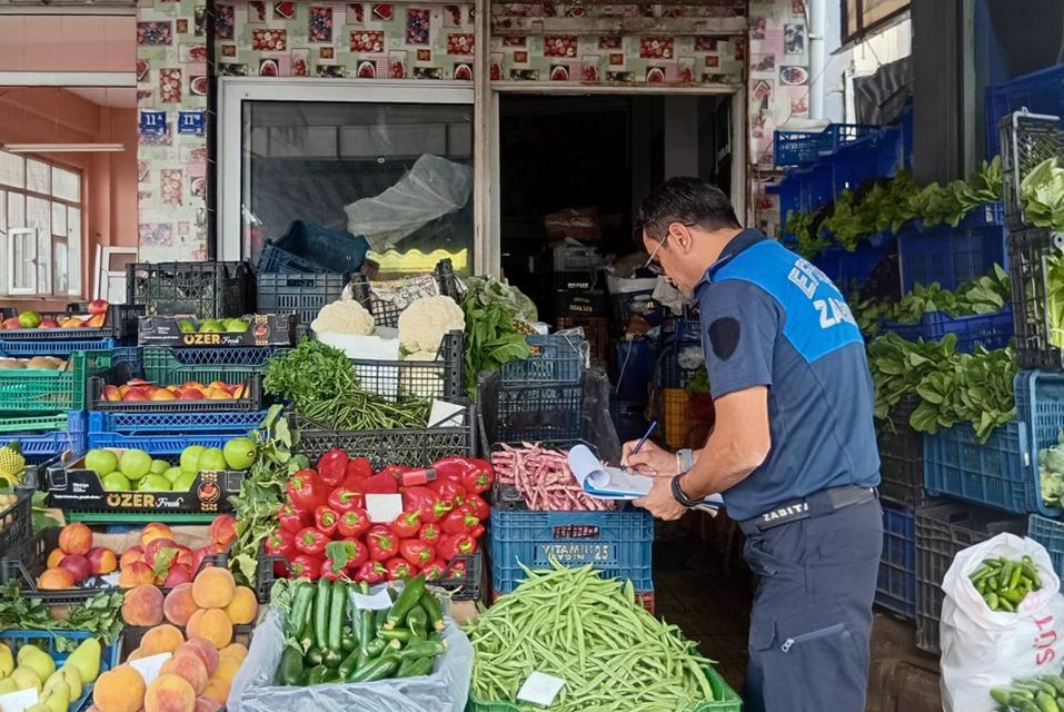 Efeler'in ekiplerinden manavlarda denetim