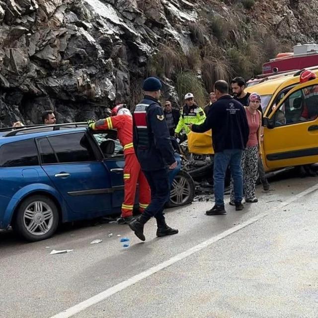 İki aracın kafa kafaya çarpıştığı kazada 2 yaşındaki çocuk hayatını kaybetti: 6 yaralı