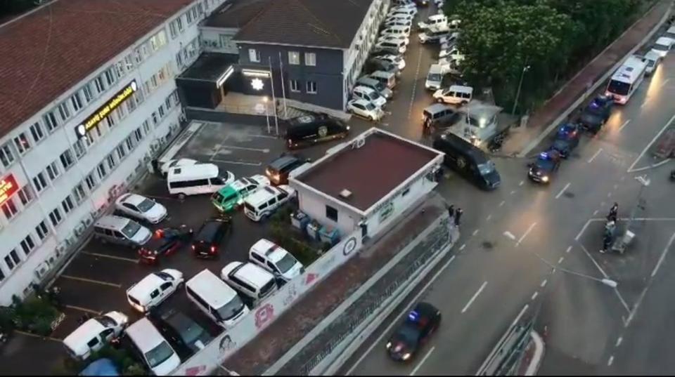 BURSA'DA FUHUŞ ÇETESİNE ŞAFAK VAKTİ OPERASYON: 19 TUTUKLAMA DÜNYA KADINLAR GÜNÜ'NDE ÇÖKERTİLEN FUHUŞ ÇETESİ ÜYESİNDEN 19'U TUTUKLANDI OPERASYON ANLARINA AİT YENİ GÖRÜNTÜLER ORTAYA ÇIKTI