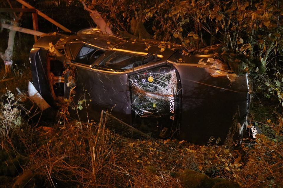 Otomobil tarlaya devrildi