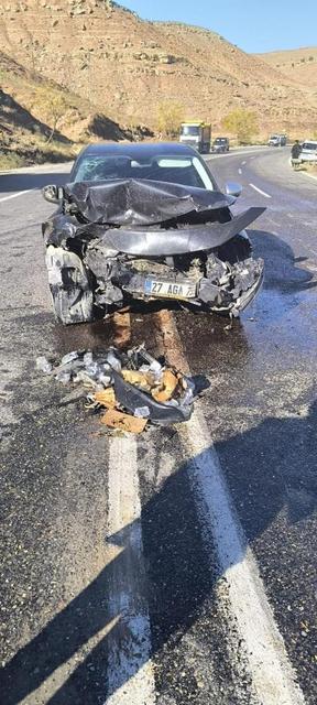 Otomobiller çarpıştı: 4 yaralı