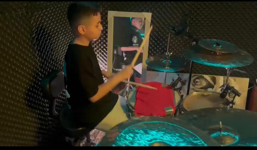 Bateri ve gitar gibi müzikal aletleri çalmayı öğrettiği kafesinde sıcak ve soğuk içecek çeşitleri ile hizmet veren Kocabaşoğlu işletmesi hakkında bilgiler verdi, “On yıldır Eskişehir’de müzisyenlik yapıyordum, şimdi Çine’ye memleketime dönüş yaptım. Burada güzel bir stüdyo ortamı bateri, gitar, piyano dersi aynı zamanda kayıt stüdyosu ve kafeterya olarak hizmet vermekteyiz.