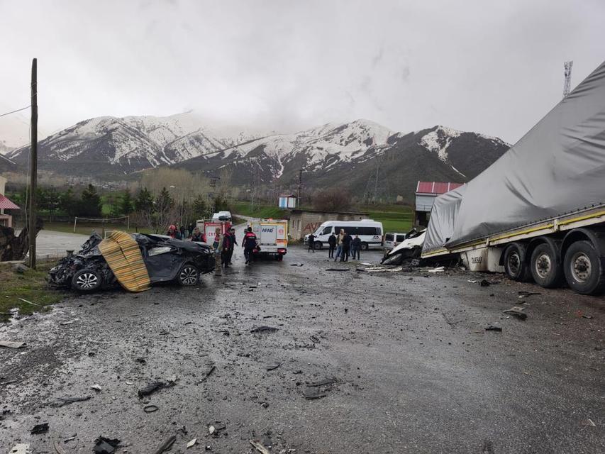Tırla otomobil çarpıştı: 2 ölü, 1 yaralı