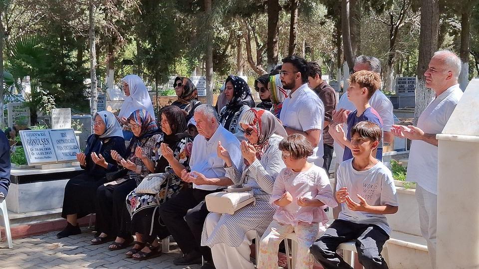 FİLİSTİN ŞEHİDİ AYŞENUR MEZARI BAŞINDA DUALARLA ANILDI ÖLÜMÜNÜN BİRİNCİ YILINDA UNUTULMADI