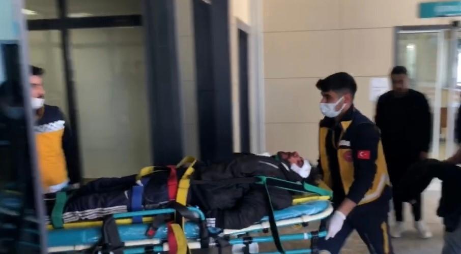 Yol kenarında silahla vurulmuş 2 kişi bulundu
