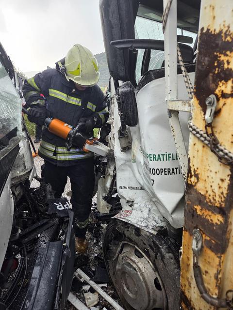 Kamyonetler çarpıştı, sürücüler araçta sıkıştı