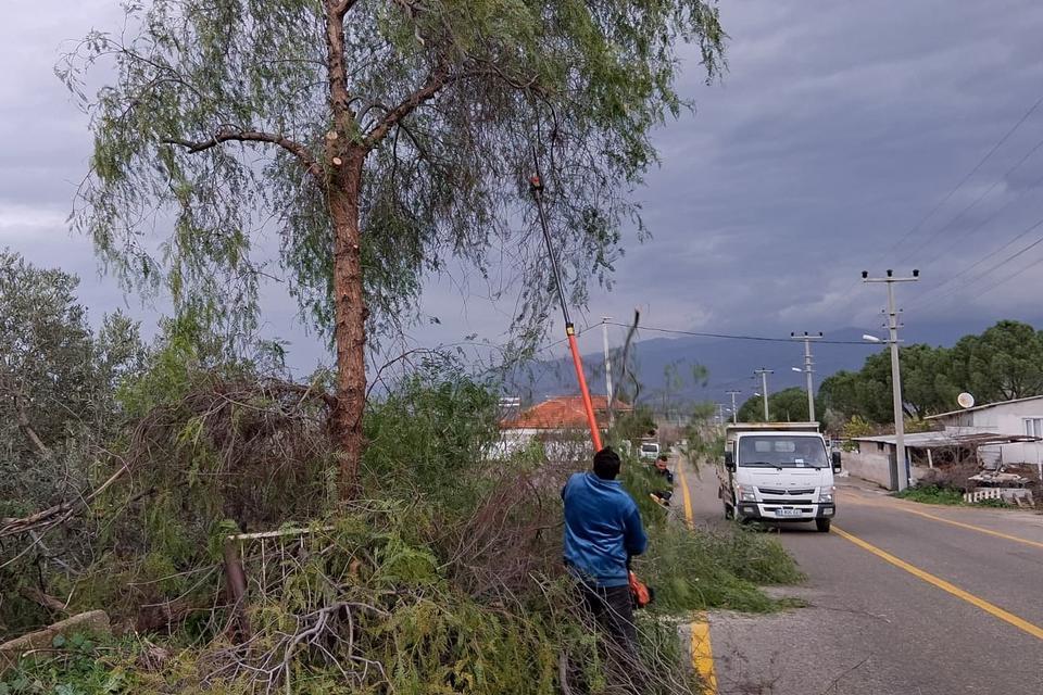 Efeler Belediyesi kuvvetli sağanağa karşı sahada