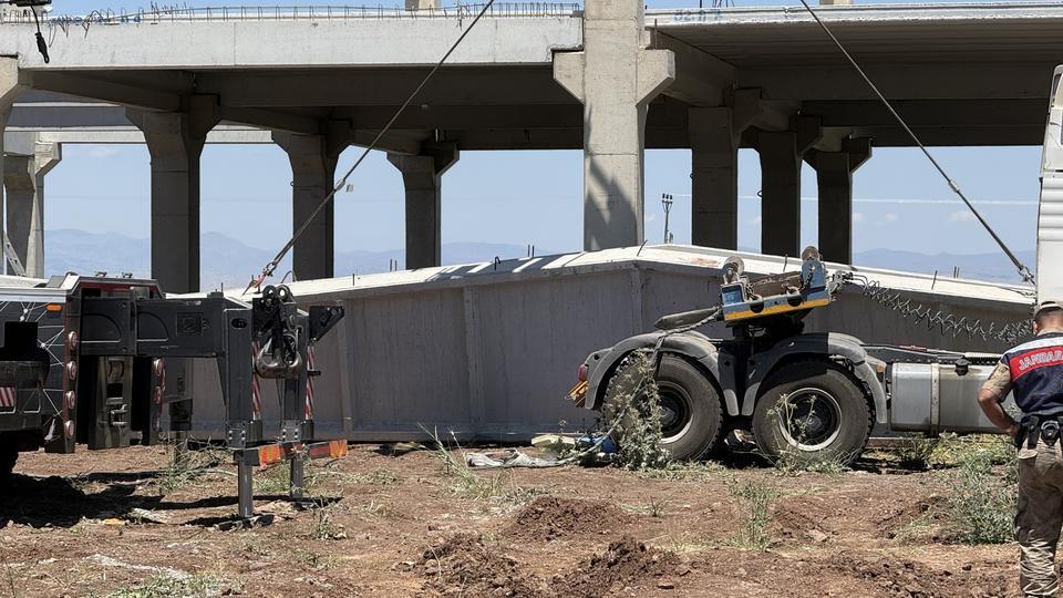 15 tonluk beton blok altında kaldılar: 1 ölü, 1 yaralı