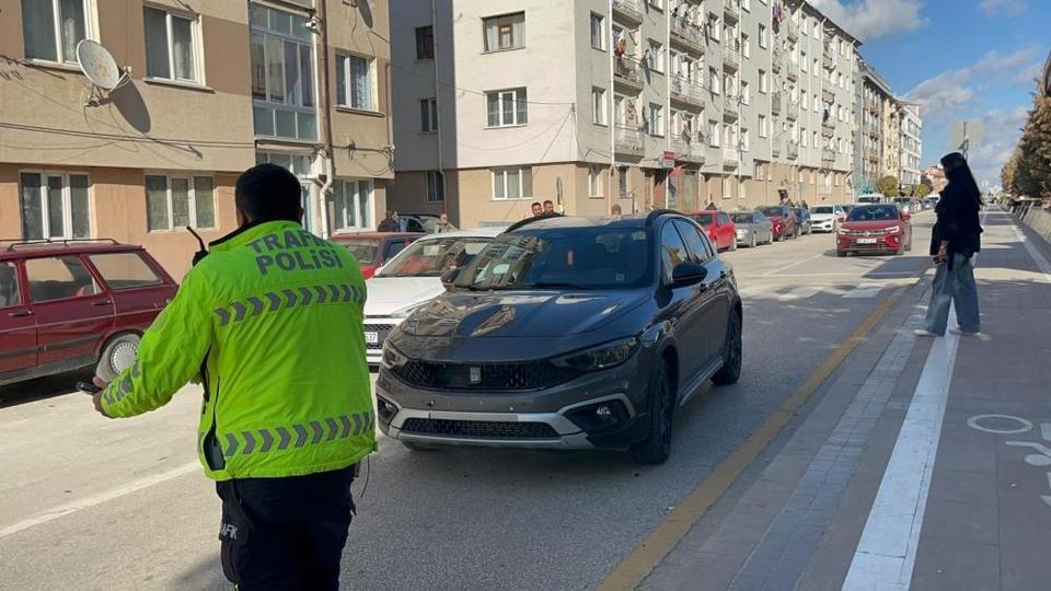Yolun karşısına geçmeye çalışan kadına otomobil çarptı