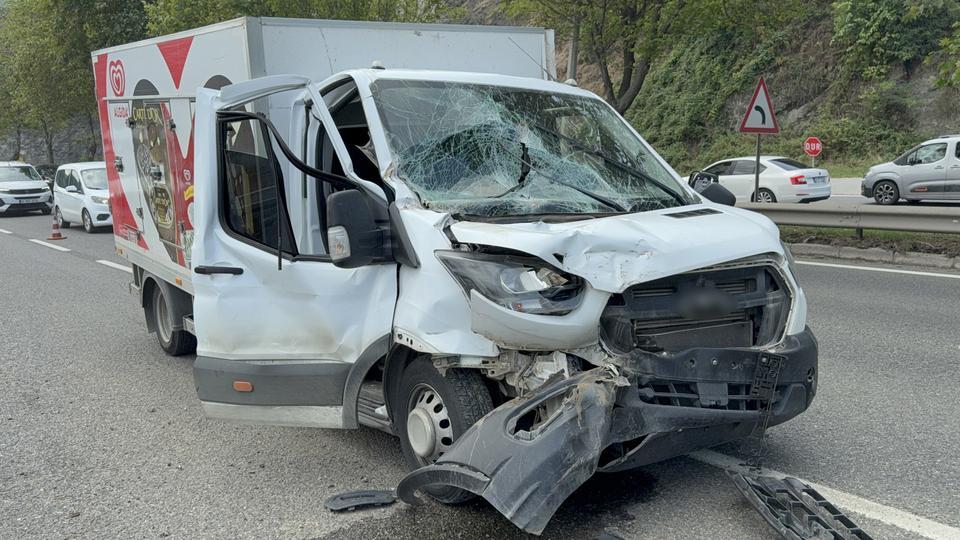 Kamyonet kamyona arkadan çarptı: 1 yaralı