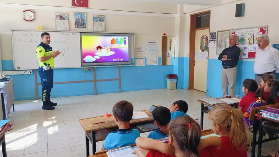 Karacasu’da ilkokul öğrencilerine trafik eğitimi