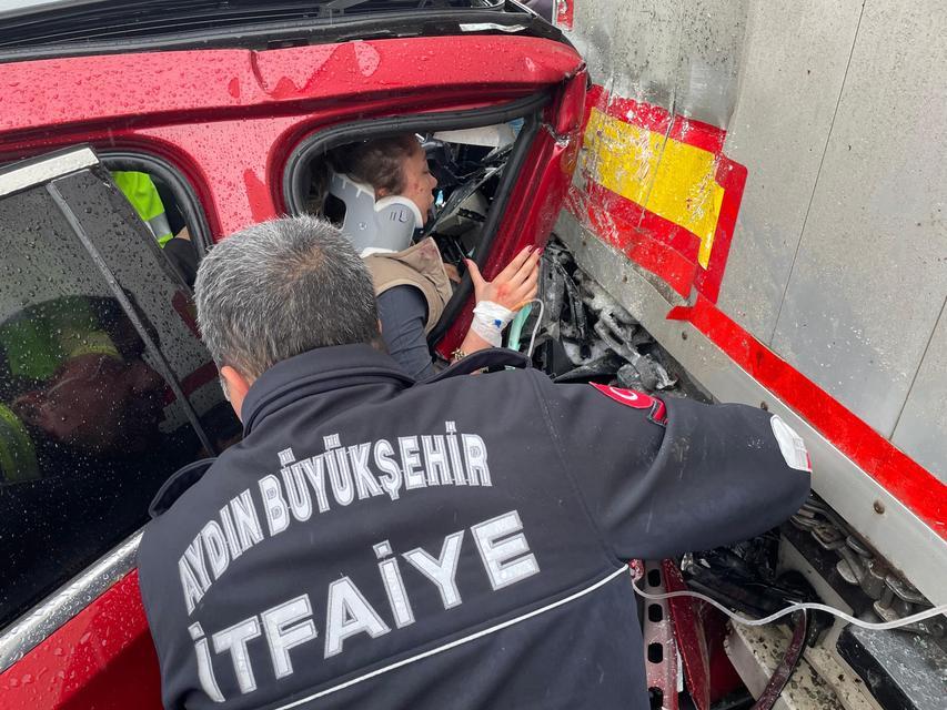 TIRA ARKADAN ÇARPAN LÜKS OTOMOBİL HURDAYA DÖNDÜ: 2 YARALI