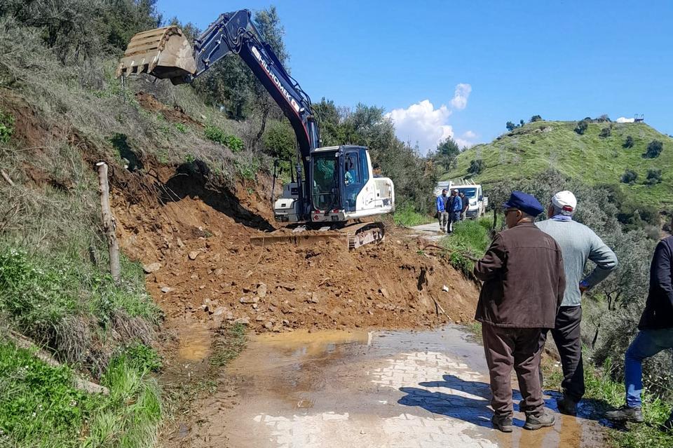 Efeler Belediyesi kapanan yolları yeniden ulaşıma açıyor