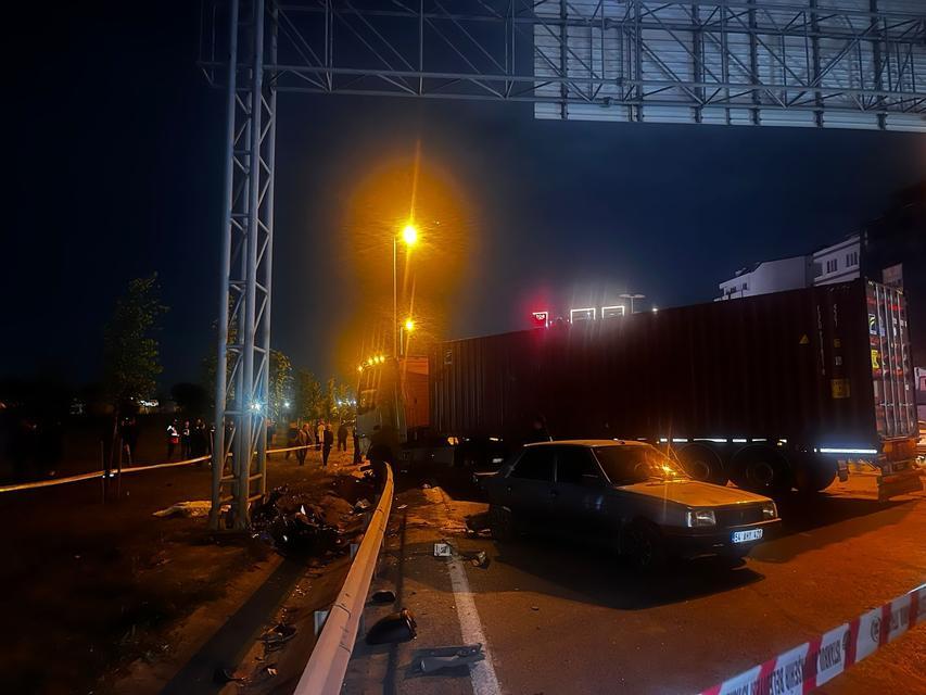 Kontrolden çıkan tır motosiklete çarptı: 1 ölü, 2 yaralı