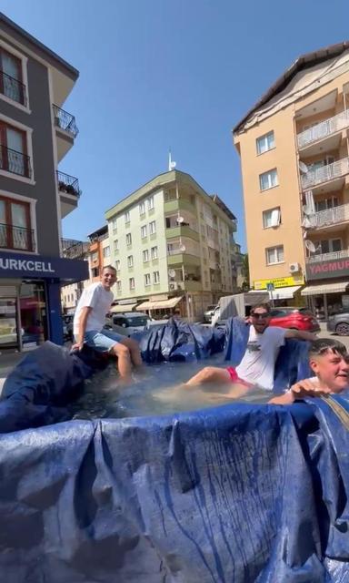 Traktörün römorkunu havuz yapıp şehir turu attılar