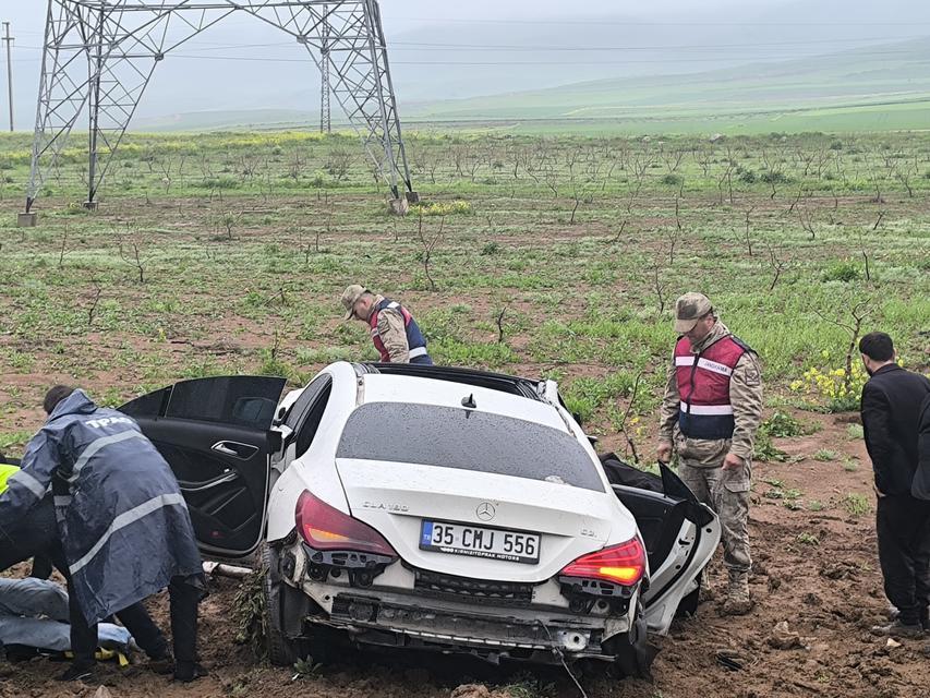Otomobil ile kamyonet çarpıştı: 2 ölü, 3 ağır yaralı