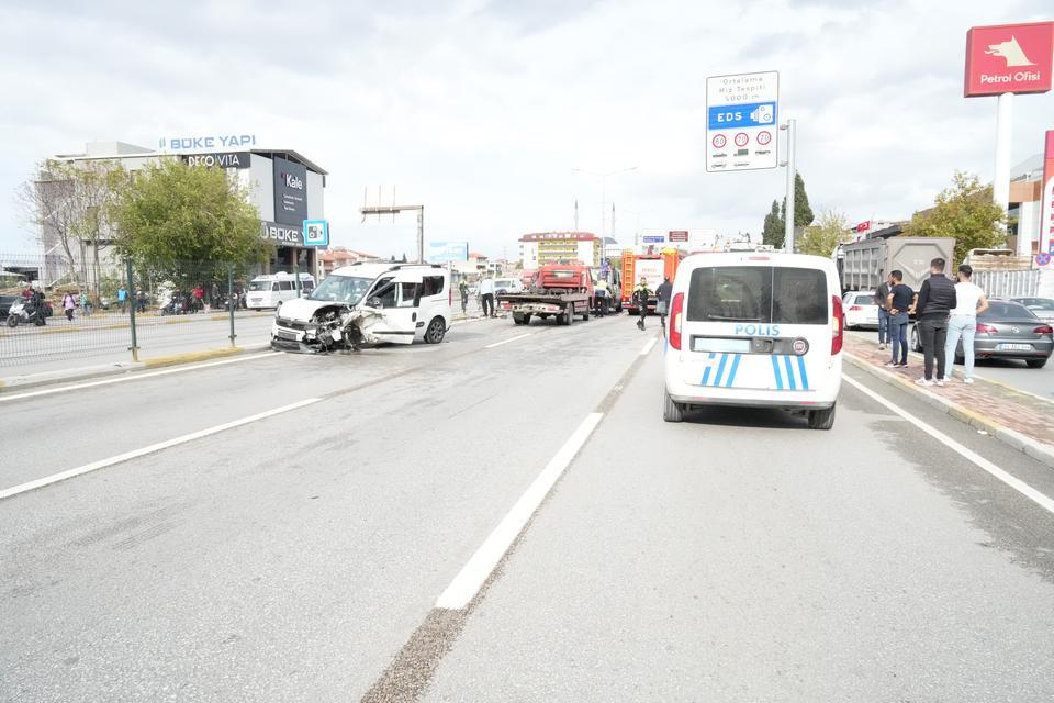 KARŞI ŞERİDE GEÇEN ARAÇ DEHŞET SAÇTI: 8 YARALI